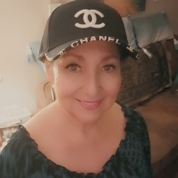 Meet your Poshers, Danielle & Momma Yvone - Picture 2 of 2